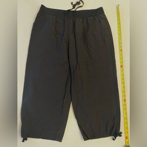 Danskin Women’s Lg (12/14) Casual Activewear Cropped Capri Pants, Black